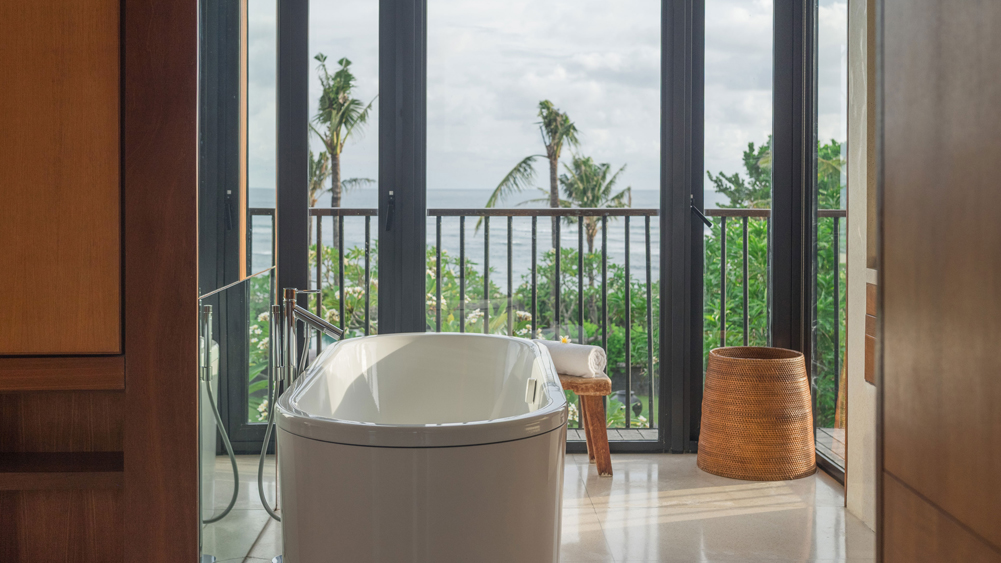 Arnalaya Beach House - Ocean suite bathroom overlooking the beach